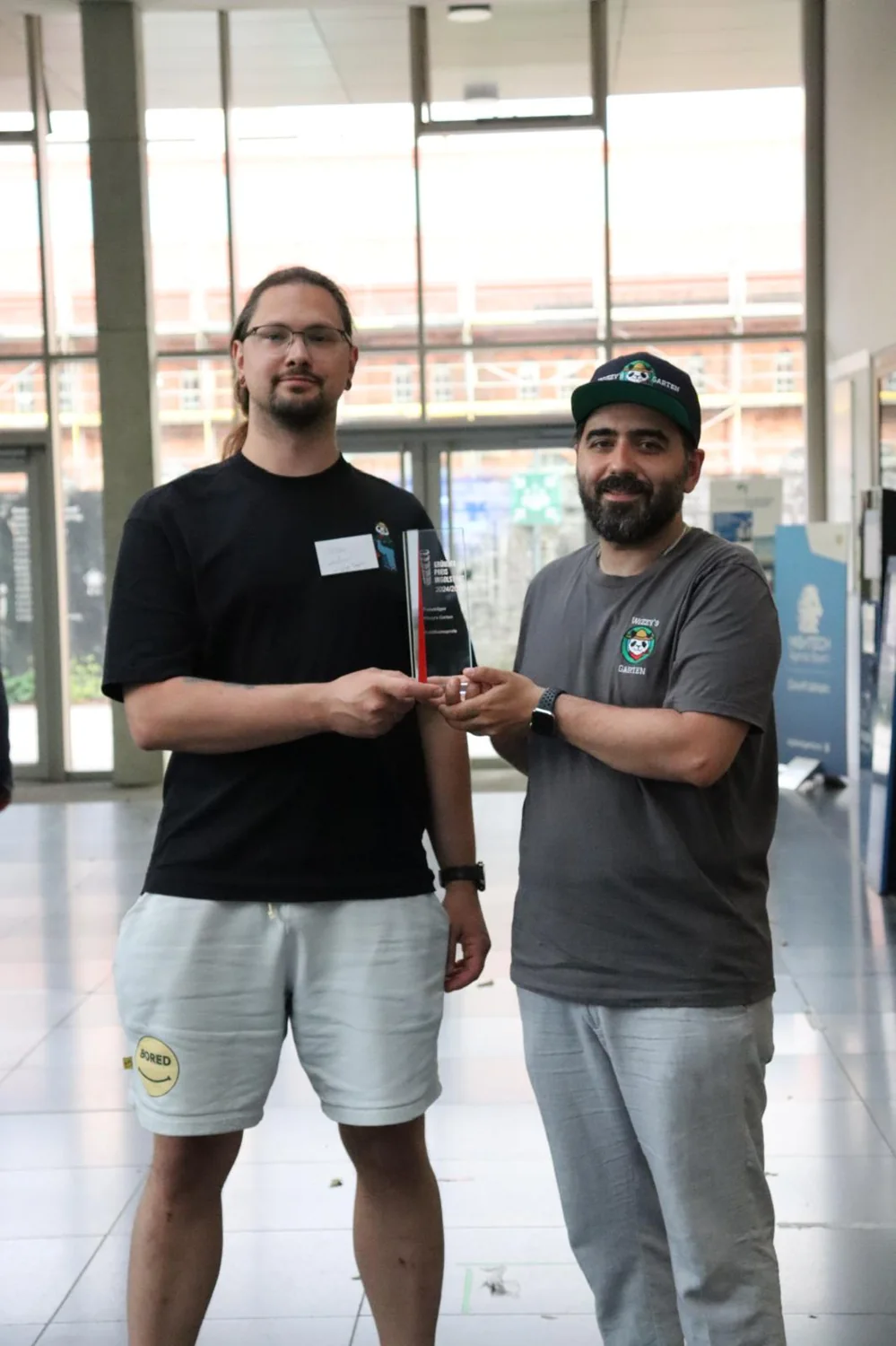 Übergabe des Publikumspreises beim Gründerpreis Ingolstadt: Sinan Landgraf und Merab Paresi halten den Pokal