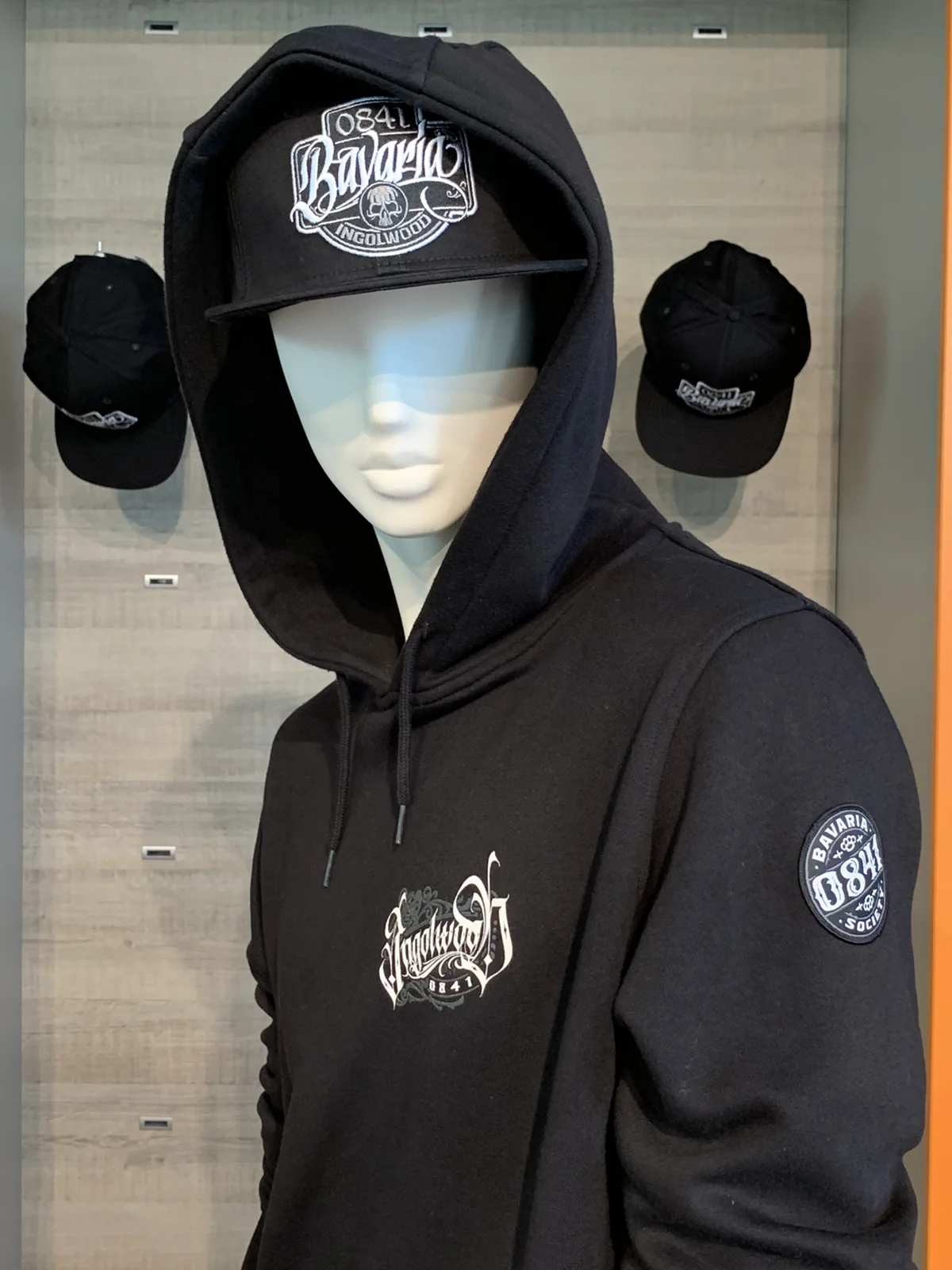 Schwarzer Hoodie mit Kapuze, Ingolwood-Logo auf der Brust und Bavaria-Patch am Ärmel