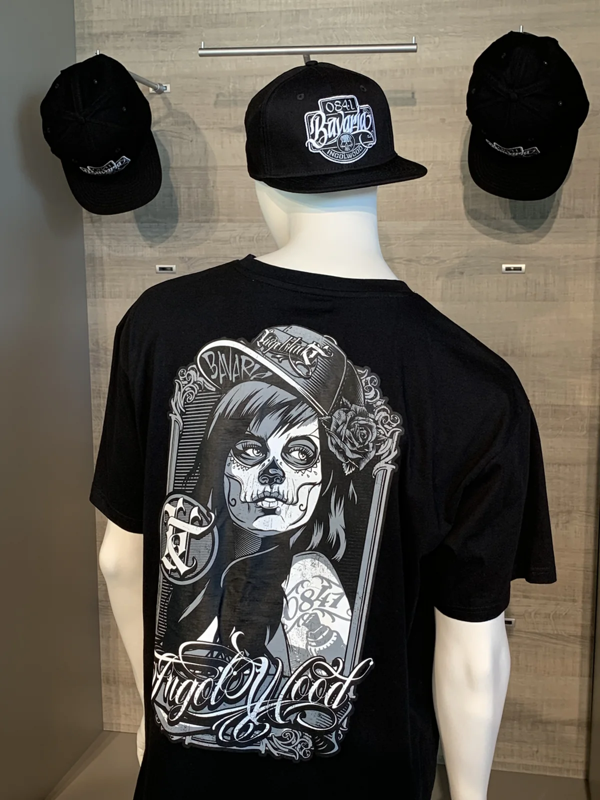 Schwarzes T-Shirt von hinten mit Rückenmotiv: Frau mit Cap, Rosen und Ingolwood-Schriftzug