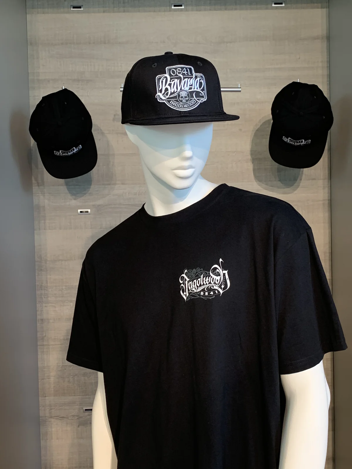Schwarzes T-Shirt mit kleinem Ingolwood-Logo auf der Brust