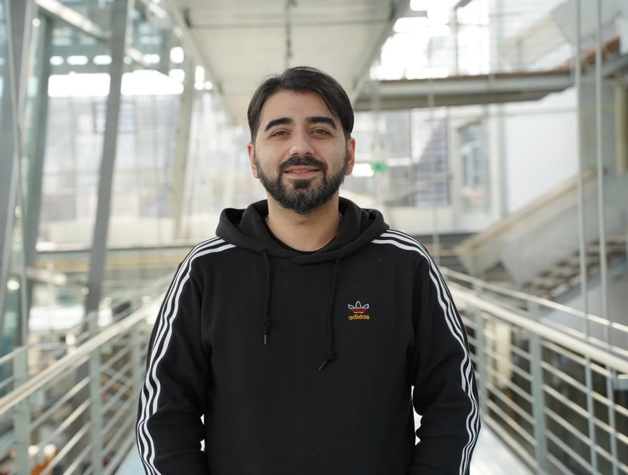 Merab Paresi lächelnd auf der Brücke in der Technischen Hochschule Ingolstadt