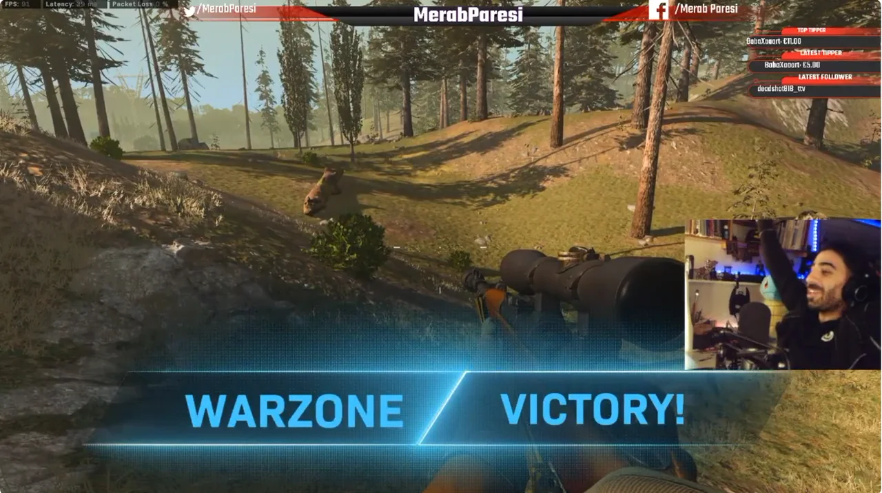 Warzone-Stream von The Wizzard TV: Scharfschützengewehr im Wald, Siegesanzeige Warzone Victory, Merab jubelnd in der Kamera