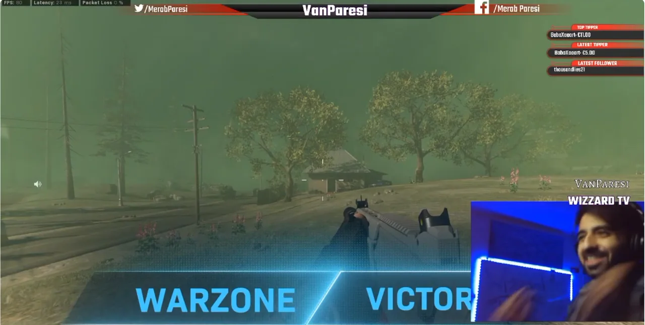 Warzone-Stream von The Wizzard TV: Spielszene im Nebel, Merab lachend vor blauem Licht in der Kamera